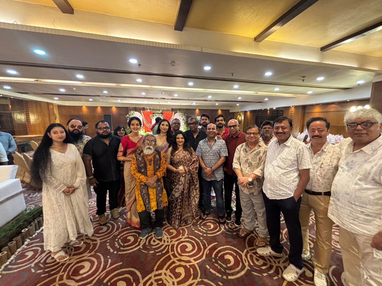 টলিপাড়ায় কানাঘুষো: অনেক দিন ধরেই টলিপাড়ায় চলছিল ফিসফাস— পরিচালক কৌশিক গঙ্গোপাধ্যায় ও অভিনেত্রী শুভশ্রী গঙ্গোপাধ্যায় একসঙ্গে নতুন কিছু করছেন কি না।
